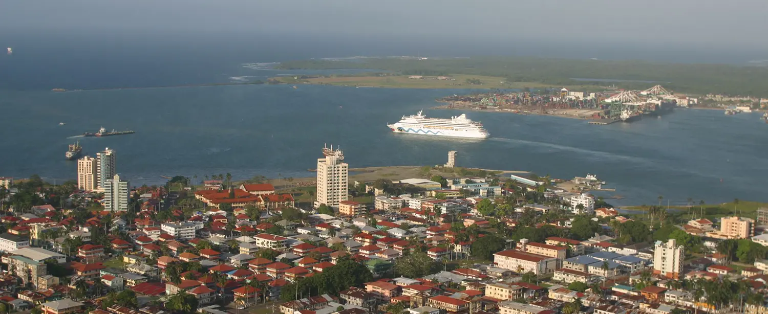 Vista de la Ciudad de Colón, al fondo un crucero sobre el canal