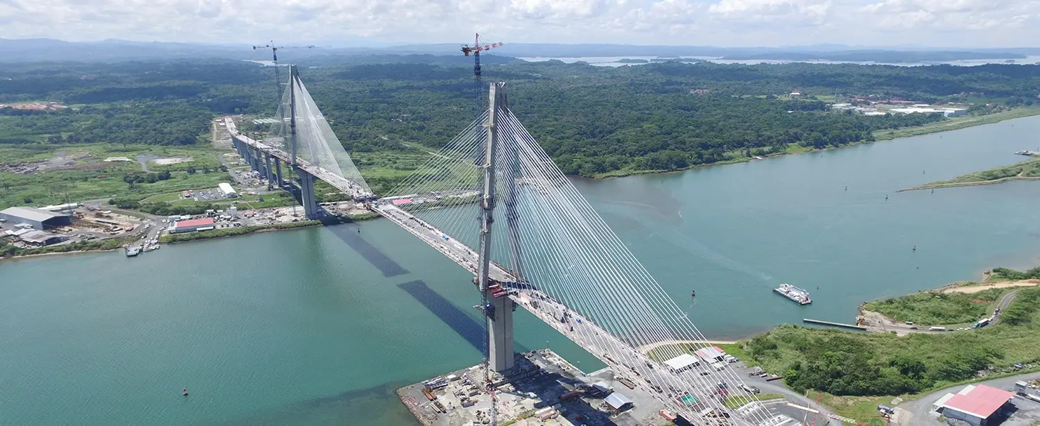 Vista del Puente Atlántico en los alrededores de Colón, Panamá